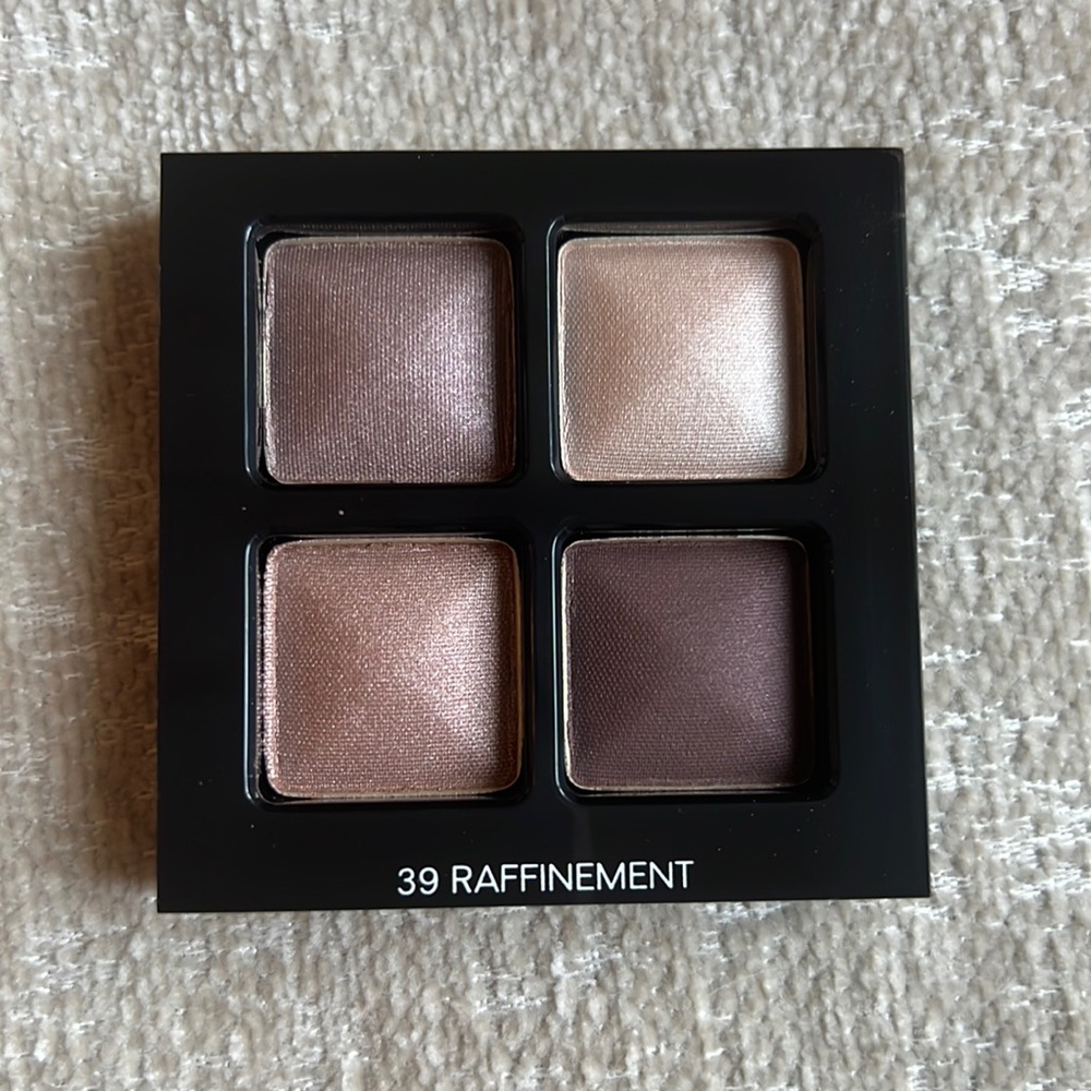 CHANEL Eyeshadow Palette Rare Limited Edition Color
39 RAFFINEMENT